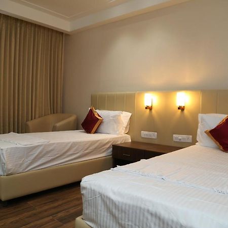 Hotel Skanda Palace Thiruttani Exteriör bild